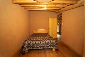 乌鲁班巴Casa cabaña privada en el Valle Sagrado Urubamba的卧室配有一张床