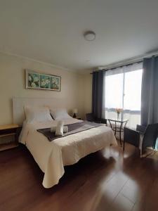 维纳德马Hotel 251的卧室设有一张白色大床和一扇窗户。