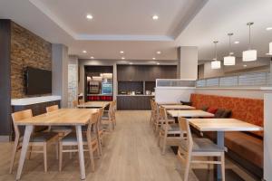 洛根TownePlace Suites by Marriott Logan的用餐室配有木桌和椅子