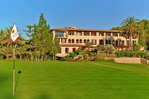 马略卡岛帕尔马Sheraton Mallorca Arabella Golf Hotel的绿色中带高尔夫球的度假村