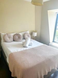 亨顿Flat 1的卧室配有白色的床和枕头。