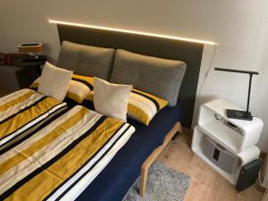 德累斯顿Premium City Appartmartement Dresden Nichtraucher的一间带两张床的卧室和一台电视
