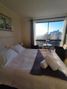 维纳德马Hotel 251的一间卧室设有一张大床和大窗户