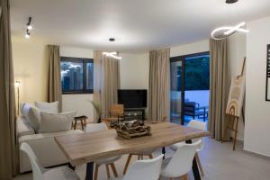 奈德里White River Villa的客厅配有木桌和白色椅子