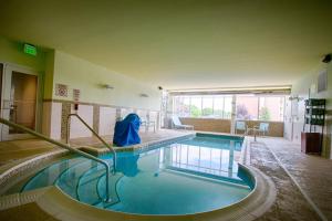 北坎顿万豪坎顿普林希尔套房酒店的在酒店房间的一个大型游泳池