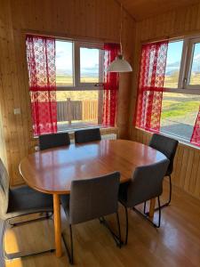 瓦玛里德Víðilundur 17的一间带木桌和椅子的用餐室