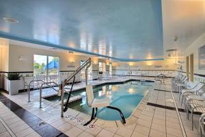 橡树溪密尔沃基机场万豪费尔菲尔德客栈&套房酒店的一座带椅子的酒店游泳池