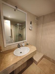 加鲁查Apartamento Playa del Faro的一间带水槽和镜子的浴室