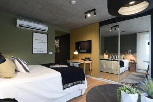 蒙得维的亚Diseño con vistas al Parque y Mar Punta Carretas的一间卧室配有一张床和镜子
