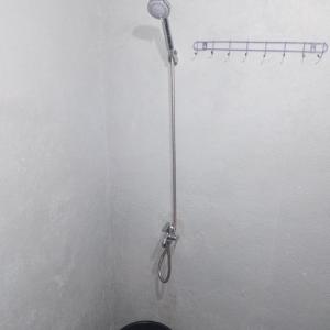 San IsidroKlay's tiny home的墙上的软管淋浴