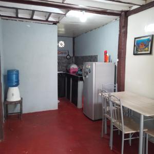 San IsidroKlay's tiny home的厨房配有冰箱和桌椅