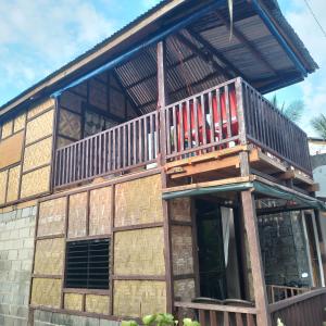 San IsidroKlay's tiny home的房屋的一侧有甲板