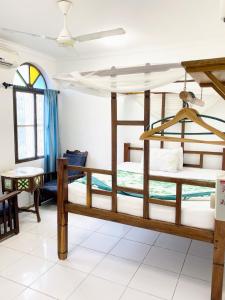 桑给巴尔Garden Lodge的一间卧室配有两张双层床。