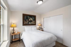 西黄石Alpine #1的卧室配有白色的床和墙上的绘画作品