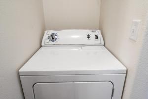 西黄石Alpine #1的小房间设有白色洗衣机和烘干机