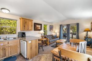 西黄石Alpine #1的厨房以及带沙发和桌子的客厅。