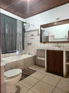 利比里亚Hostel El Pretal的浴室配有卫生间、浴缸和水槽。