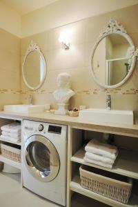 巴黎圣日耳曼优雅奇客修特斯公寓的一间带洗衣机和水槽的浴室