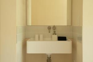 白川村施洛亚玛坎日式旅馆的浴室设有白色水槽和镜子