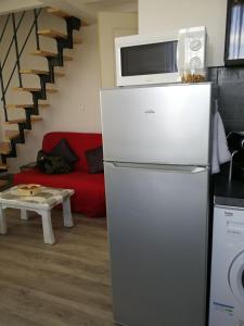 塔布palalain appartement的厨房配有冰箱,上面配有微波炉