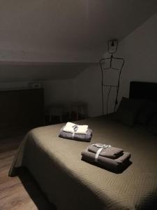 塔布palalain appartement的一间卧室配有一张床,上面有两条毛巾