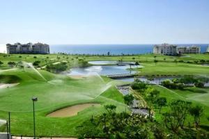 艾西拉Prestigieux Appartement à Marina Assilah Golf的享有高尔夫球场的空中海景