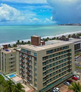 卡贝德卢Flat Beira Mar de Intermares的享有大楼和海滩的空中景致