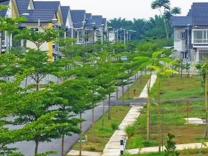 马六甲Selendang - Near Std Hang Jebat, MITC & UTEM的棕榈树和房屋的城市街道
