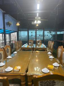 Thái Bình金泰宾酒店的餐厅里一张大木桌子和椅子