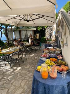 拉维罗圣卡斯马别墅的一张桌子,上面有蓝色的桌布,上面有水果