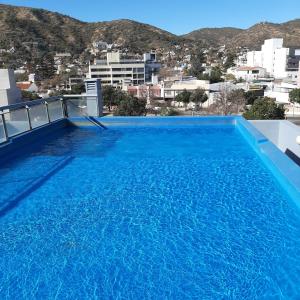 维拉卡洛斯帕兹Torre Myng的一座大型蓝色游泳池,位于一座建筑的顶部