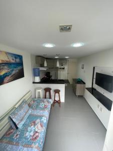 盖比姆Apartamento na Praia de Guaibim的带沙发的客厅和厨房