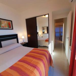 维拉卡洛斯帕兹Torre Myng的酒店客房,配有床和镜子