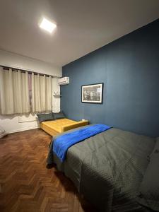 里约热内卢Residencial Praia do Flamengo - Zona Sul Rio de Janeiro的一间卧室设有两张床和蓝色的墙壁