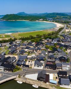 京丹后市casa網野的海滩旁村庄的空中景观