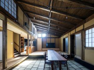 京丹后市casa網野的空房,配有长木桌子和椅子