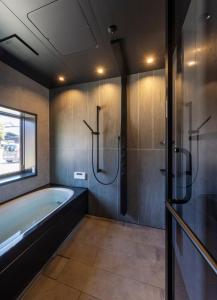 京丹后市casa網野的一间带浴缸和淋浴的浴室