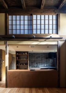京丹后市casa網野的一个带水槽的开放式厨房和一些窗户