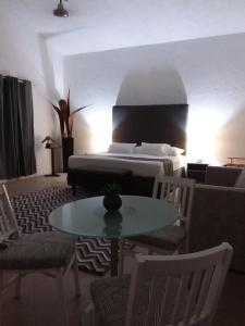 坎昆Junior suite Privada 7 min del Aeropuerto的卧室配有一张床和一张桌子及椅子