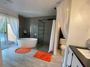 棕榈泉Dreamy Palm Springs Villa w Pool, Spa, Great Views的带浴缸和卫生间的大型浴室