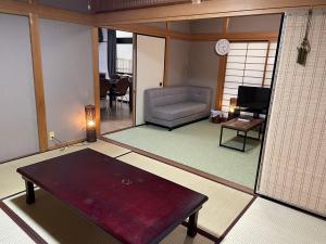 广岛Hiroshima Danbara LiBPLUS的客厅配有沙发和桌子