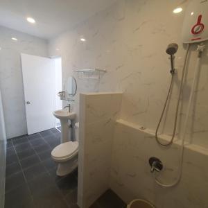 莫阿尔博阿TuloMir #C 뚤로미르 행복한 2인실的白色的浴室设有卫生间和淋浴。
