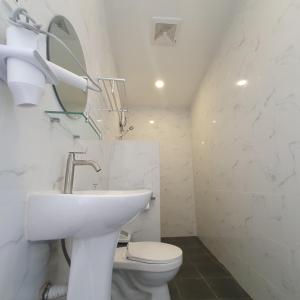 莫阿尔博阿TuloMir #C 뚤로미르 행복한 2인실的白色的浴室设有水槽和卫生间。