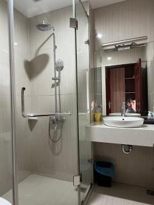 海阳Khách Sạn Sông Lô的带淋浴、盥洗盆和镜子的浴室