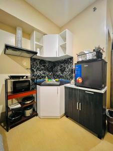 伊洛伊洛* * * E Best Value Room for up to 3的一间带水槽和微波炉的小厨房