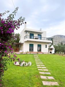 拉多斯Villa Calliope Lardos的一座带鲜花的绿色庭院
