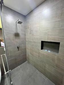 金巴亚Hotel Campestre Los Mangos的带淋浴的浴室和壁炉