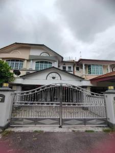 马西Happy Home [Bandar Seri Alam]的前面有门的房子