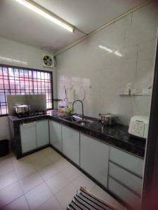 马西Happy Home [Bandar Seri Alam]的厨房配有水槽和台面