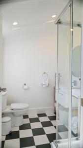 北哈夫洛克Modern and Private Guesthouse with Hot Tub located 500m to Havelock North Village的浴室铺有黑白格子地板。